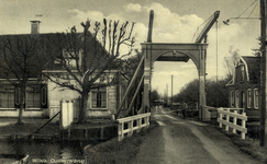 15331 Gezicht in de Oudhuizerweg met bebouwing en beplanting te Wilnis uit het westen; met in het midden de ophaalbrug ...